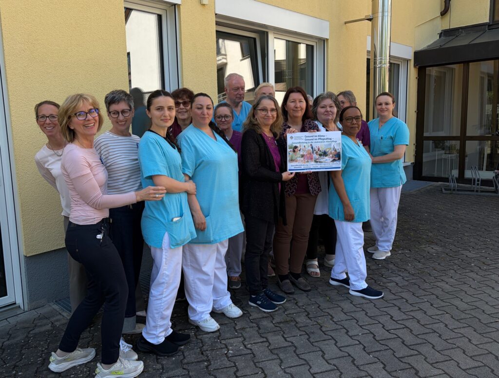 Pflegefachpersonen der Einrichtung sowie Betreuungsfachkräfte und Ehrenamt)